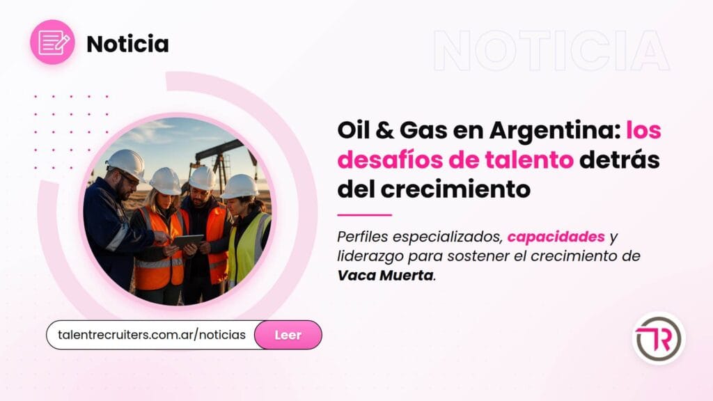 Equipo de profesionales de Oil & Gas revisando una tablet junto a pozos de petróleo